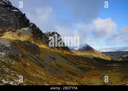 Glen Doll, all'interno del Parco Nazionale di Cairngorms in Scozia, nei primi mesi invernali con un tocco di neve sulle cime delle colline. Foto Stock