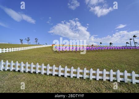 Ruota panoramica colorata nel villaggio d'arte di Sanying Taiwan Foto Stock