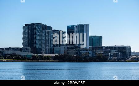 Alto appartamento urbano condominiums comunità situato sulla riva del fiume contro il cielo blu Foto Stock