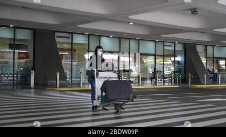 Paranaque City, Filippine. 09 Aprile 2020. 440 marittimi che lavorano sulla nave da crociera Norwegian Joy e Regent Seven Seas sono stati mandati a casa nelle Filippine a causa della pandemia di coronavirus. (Foto di Sherbien Dacalanio/Pacific Press) Credit: Pacific Press Agency/Alamy Live News Foto Stock