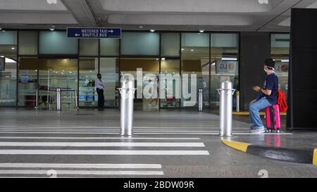 Paranaque City, Filippine. 09 Aprile 2020. 440 marittimi che lavorano sulla nave da crociera Norwegian Joy e Regent Seven Seas sono stati mandati a casa nelle Filippine a causa della pandemia di coronavirus. (Foto di Sherbien Dacalanio/Pacific Press) Credit: Pacific Press Agency/Alamy Live News Foto Stock