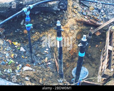 Conduttura in plastica per la fornitura di acqua potabile dalla filiale principale della città a ogni casa. Foto Stock