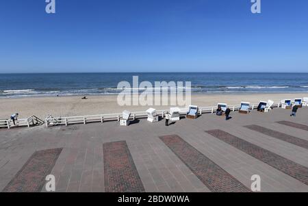 Westerland, Germania. 07 aprile 2020. Sedie da spiaggia si trovano sul lungomare quasi deserte (a dpa 'e' un disastro' - una visita al Sylt isolato) Credit: Carsten Rehder/dpa/Alamy Live News Foto Stock