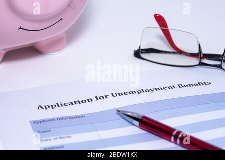 Compilare un modulo di richiesta di sussidi di disoccupazione online. Foto di scorta modulo di richiesta, sussidi di disoccupazione, una mano d'aiuto, Adulti, Adulti Foto Stock