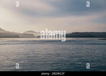 Foreste, isole e montagne stanno facendo strati durante il sole in Tofino Canada. Foto Stock