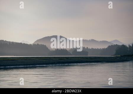 Foreste, isole e montagne stanno facendo strati durante il sole in Tofino Canada. Foto Stock