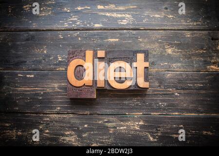 La parola 'DIET' scritta in legno vintage tipo di letterpress su uno sfondo rustico vintage. Foto Stock