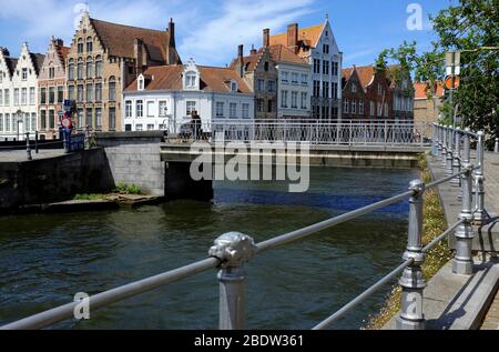Architetture storiche lungo il canale con ponte attraversare il canale.Bruges.Fiandre Occidentali.Belgio Foto Stock