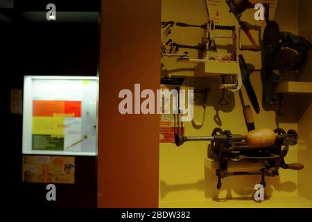 Mostra di patata pelatrici nel Frietmuseum Fries Museum.Bruges.Fiandre Occidentali.Belgio Foto Stock