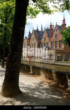 Canale di Steenbouwers dijk con storiche case di mattoni a scalino in background.Bruges.Fiandre Occidentali.Belgio Foto Stock