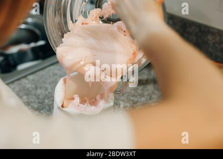 Robot da cucina per impastare la pasta per zephyr. Processo di produzione di dolci Foto Stock