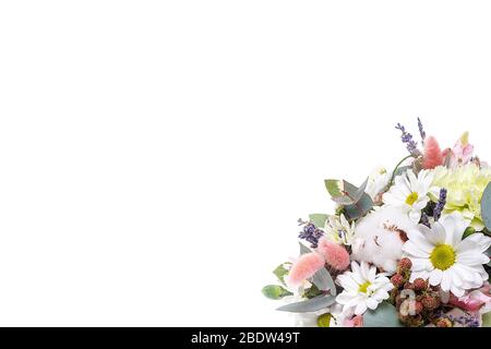 Bouquet in una pentola di crisantemi, camomilla, eucalipto, lavanda, cotone, eustoma, chiodi di garofano su fondo bianco isolato, vista laterale. Una vacanza, un g Foto Stock