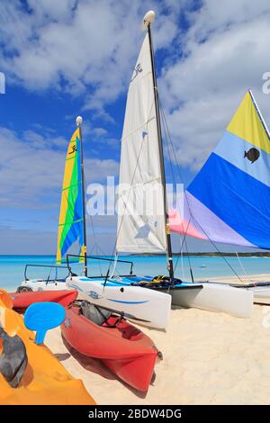 Catamarani e barche a remi su Half Moon Cay Foto Stock