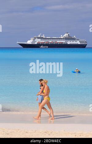 Nave da crociera ancorata al largo di Half Moon Cay Foto Stock