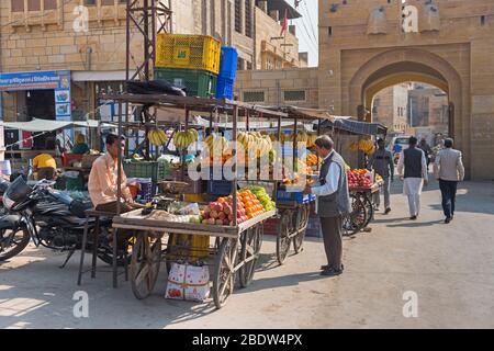 Mercato di strada Gandhi Chowk Jaisalmer, Rajasthan India Foto Stock