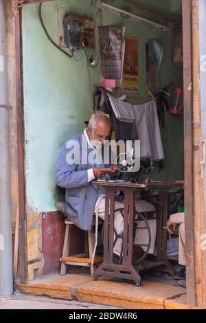 Tailor al lavoro Jaisalmer Rajasthan India Foto Stock