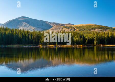 Long Lake nella Brainerd Lake Recreation Area sopra Ward, Colorado, in un giorno soleggiato Foto Stock