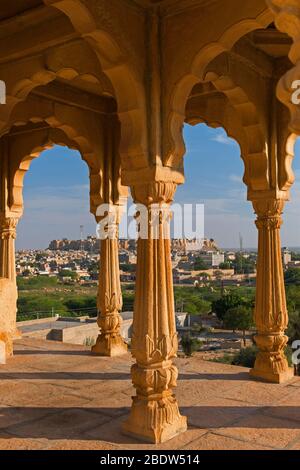 Vista a Jaisalmer Fort da Vyas Chhatri cenotaphs Sunset Point Rajasthan India Foto Stock