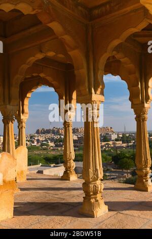 Vista a Jaisalmer Fort da Vyas Chhatri cenotaphs Sunset Point Rajasthan India Foto Stock