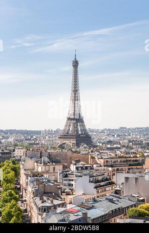 Vista sulla Torre Eiffel dall'Arco di Trionfo a Parigi. Francia. Foto Stock