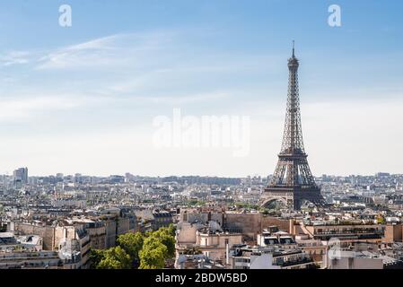 Vista sulla Torre Eiffel dall'Arco di Trionfo a Parigi. Francia. Foto Stock
