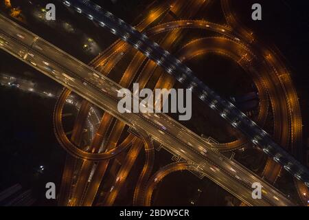 Volo aereo di volo del traffico autostradale prima dell'alba a Chongqing, Cina Foto Stock