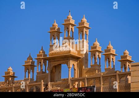 Cupole tradizionali o chhatris vicino Jaisalmer Fort Rajasthan India Foto Stock