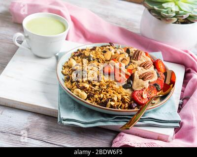 Delizioso porridge di amaranto con fragole Foto Stock