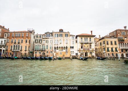 Venezia. Italia - 14 maggio 2019: Vecchi edifici sul Canal Grande a Venezia. Italia. Cielo nuvoloso. Tempo piovoso. Foto Stock