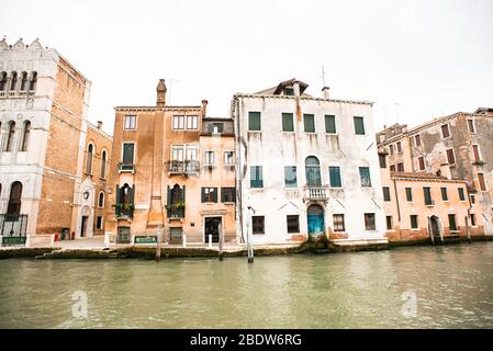 Venezia. Italia - 14 maggio 2019: Vecchi edifici sul Canal Grande a Venezia. Italia. Cielo nuvoloso. Tempo piovoso. Foto Stock