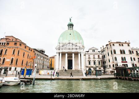 Venezia. Italia - 14 maggio 2019: Chiesa di San Simeon piccolo in Santa Croce. Vecchi edifici sul Canal Grande a Venezia. Italia. Cielo nuvoloso. Tempo piovoso. Foto Stock