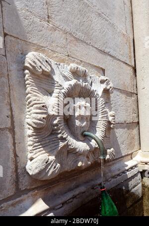 Grande Fontana di Onofrio - fontana circolare di acqua dolce costruita nel 1438 e decorata con maschere in pietra scolpita e ornata. Foto Stock