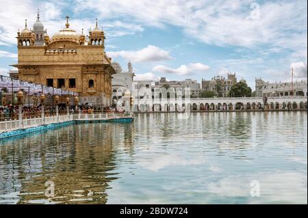 Amritsar, Punjab, India, 23 giugno 2010: Persone in attesa in fila per visitare il Tempio d'Oro o Sri Harmandir Sahib Gurdwara, Amritsar Foto Stock