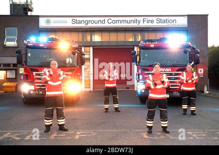 Giorno Seventeen di Lockdown a Peterborough. Black Watch della stazione dei pompieri di Stanground a Peterborough mostra il loro supporto durante il Clap per i nostri carers, applaudendo i medici, gli infermieri e gli altri operatori sanitari del NHS. Questo è il terzo Clap per i nostri Carers, come centinaia di migliaia di persone in tutto il Regno Unito si sono Uniti per mostrare il loro apprezzamento. Il paese è bloccato a causa della pandemia di Coronavirus COVID-19. La gente non è autorizzata lasciare la sede tranne per shopping di alimento minimo, trattamento medico, esercitazione - una volta al giorno e lavoro essenziale. COVID-19 Coronavirus Lockdown, Peterborough, Cambridge Foto Stock