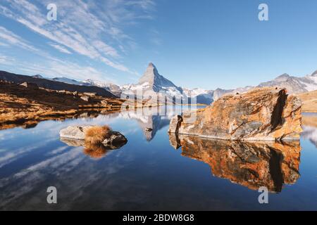 Paesaggio pittoresco con colorati alba sul lago Stellisee. Snowy Cervino Il Cervino picco con la riflessione in acqua chiara. Zermatt, Alpi Svizzere Foto Stock