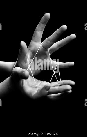 Due mani eseguono il trucco elastico della fascia. Foto Stock