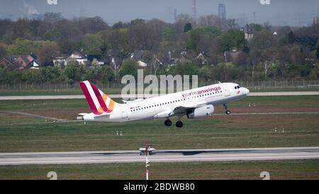 Duesseldorf, Germania. 09 Aprile 2020. Un Airbus A319-100 della società Germanwings decollo dall'aeroporto di Düsseldorf. Nella Pandemia di Corona, Lufthansa inizia un drastico processo di ristrutturazione. La società cessa le attività della sua controllata Germanwings. Credit: Fabian Strauch/dpa/Alamy Live News Foto Stock