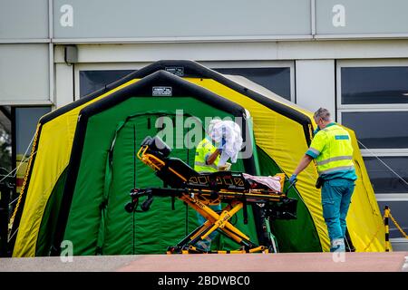 Eindhoven, Paesi Bassi. 09 Aprile 2020. Un paziente con coronavirus COVID-19 viene trasferito dall'ospedale Catharina a un altro ospedale, poiché la sua condizione è abbastanza stabile da lasciare l'unità di terapia intensiva. Gli ospedali dei Paesi Bassi stanno lottando per far fronte al numero di pazienti infettati dal coronavirus COVID-19. Attualmente, nei Paesi Bassi vi sono 11,750 casi confermati di COVID-19. Credit: SOPA Images Limited/Alamy Live News Foto Stock