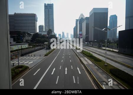 Giacarta, Indonesia. 10 aprile 2020. Una strada vuota è vista il primo giorno di grandi restrizioni sociali a Jakarta, Indonesia, 10 aprile 2020. Nella lotta contro la pandemia COVID-19, il governo ha adottato misure aggressive per rispondere alla rapida diffusione del virus. Tra le misure previste vi sono le politiche per applicare lo status di emergenza nazionale in tutto il paese, una restrizione sociale su larga scala nella capitale del paese di Giacarta, iniziata venerdì 10 aprile, e una misura di distanza fisica. Credit: Agung Kuncashya B./Xinhua/Alamy Live News Foto Stock