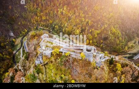 Vista panoramica del castello di Poenari in Romania Foto Stock