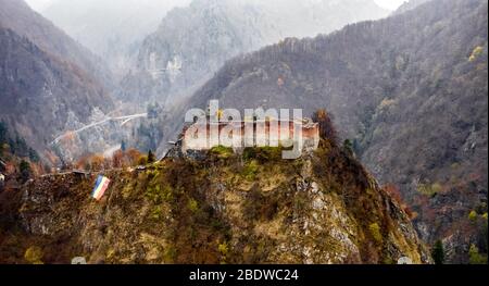 Rovinato Poenari Castello in romania montagne Foto Stock