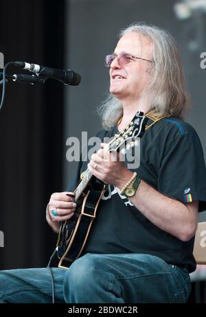 Chris Leslie della FAirport Convention si esibisce al Cropredy Festival della band, Regno Unito. 8 agosto 2012 Foto Stock