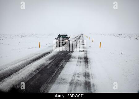 Una chevrolet auto sulla tangenziale sud in una giornata ventosa, l'Islanda Foto Stock
