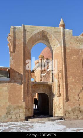 Ingresso al vecchio palazzo ottomano Ishak Pasha e dettagli architettonici (Turchia, pendici del monte Ararat (Agri)). Gli edifici sono situati contro il blu Foto Stock