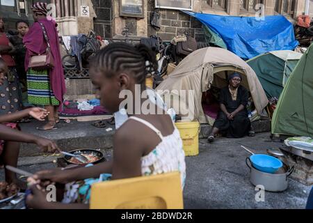 Rifugiati nazionali africani stranieri nella Greenmarket Square di Città del Capo durante i sei mesi di occupazione della Chiesa Metodista Centrale in Sud Africa Foto Stock