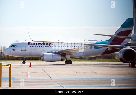 09 aprile 2020, Brandeburgo, Schönefeld: Il volo charter Eurowings EW 6183 da Cluj (Romania) con i lavoratori del raccolto a bordo è atterrato all'aeroporto di Schoenefeld e sta tassando al suo parcheggio. I primi aerei con i lavoratori della vendemmia rumeni sbarcano a Schoenefeld fin dalla mattina. Foto: Soeren Stache/dpa-Zentralbild/dpa Foto Stock