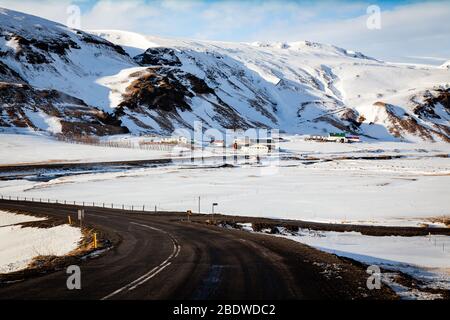 La circonvallazione meridionale coperta di neve in inverno vicino a Vík í Mýrdal in Islanda, Europa Foto Stock