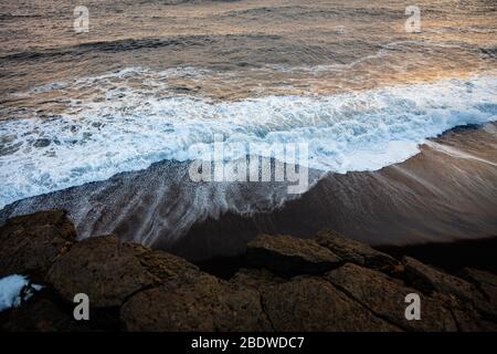 La circonvallazione meridionale coperta di neve in inverno vicino a Vík í Mýrdal in Islanda, Europa Foto Stock