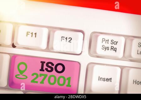 Nota di scrittura che mostra ISO 27001. Concetto aziendale per la specifica di un sistema di gestione della sicurezza delle informazioni Foto Stock