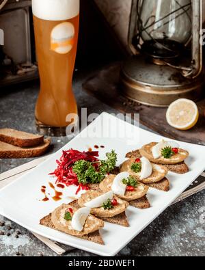 pane con patè e birra Foto Stock